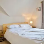 Modern And Charming 2 Bedroom Old Town Apartment