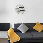 Modern & Spacious 1 Bedroom Apartment - Close To City Centre - Sleeps Up To 3 Guests