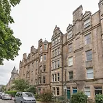 Beautiful 2 Bed 2 Bath Flat Overlooking Meadows Park