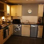 Modern Chic Apartment, Lift Access & Free Parking