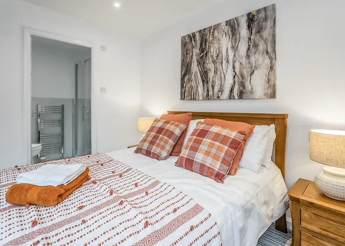 Spacious 3 Bedroom Modern House - Heart Of Edinburgh - Private Main Door Entrance & Private Garden With Stunning Views Of Arthur Seat