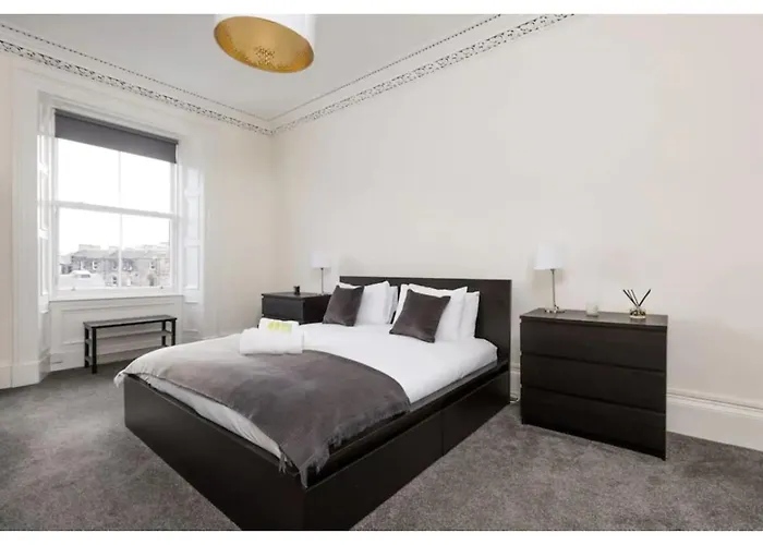 Joivy Elegant 4-Bedroom Flat Near Edinburgh Castle