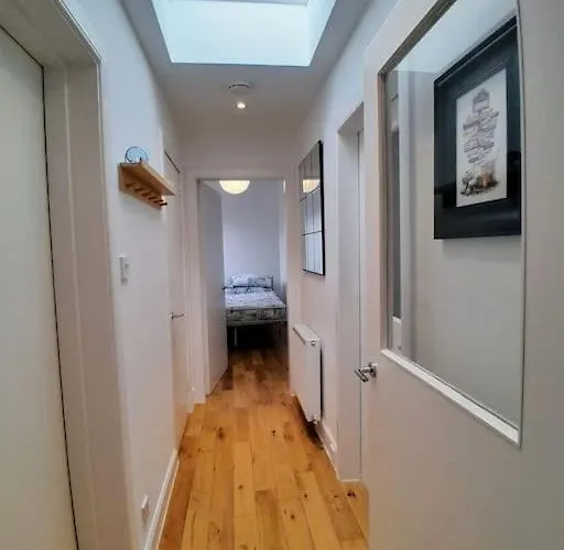 Cosy 2 Bed Edinburgh Apartment