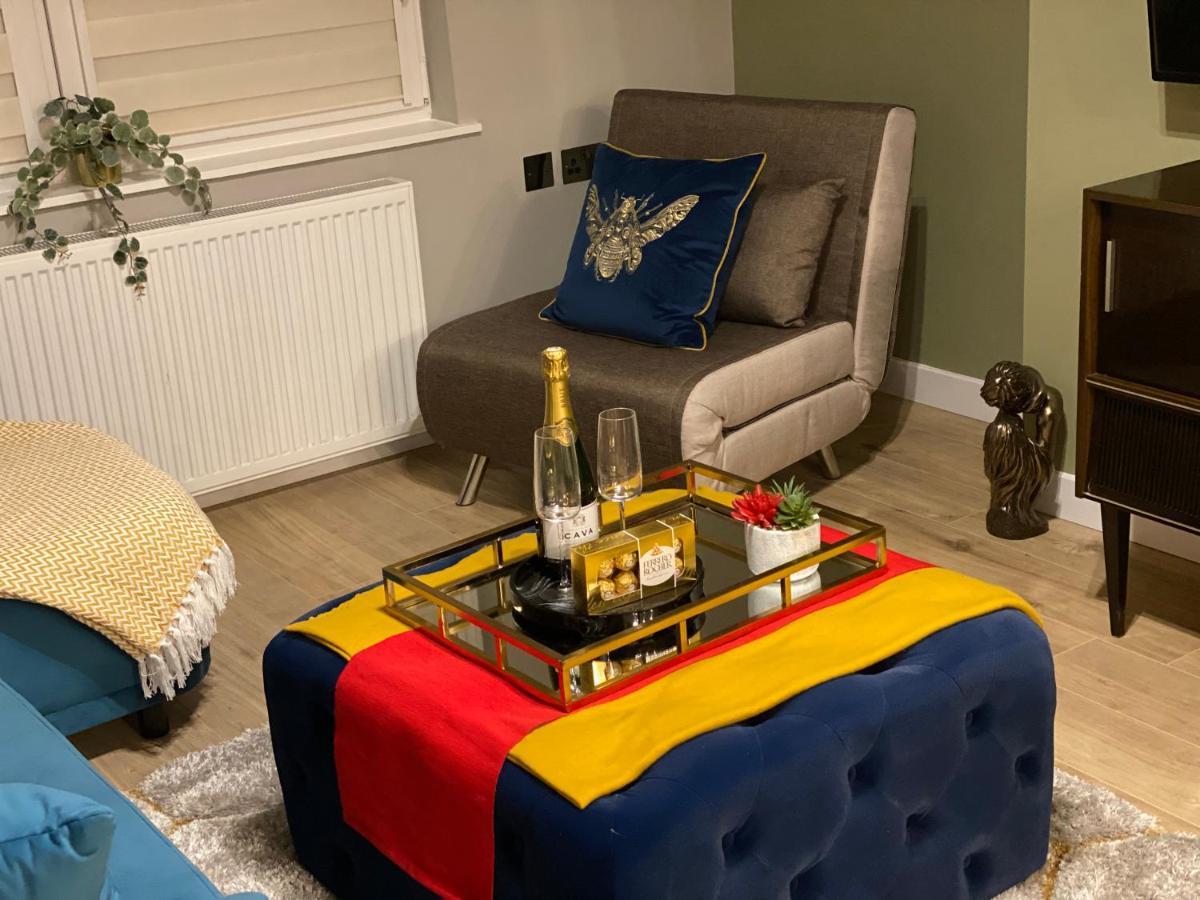 Lovely 3 Bed With Jacuzzi, Close To Airport, Driveway, Wifi * EDI