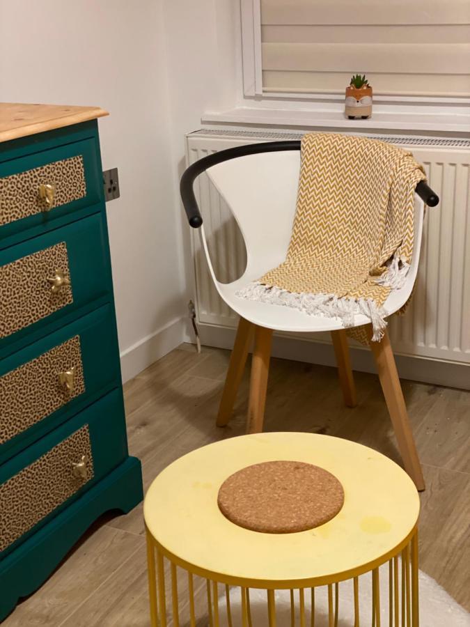 Apartment Lovely 3 Bed With Jacuzzi, Close To Airport, Driveway, Wifi EDI