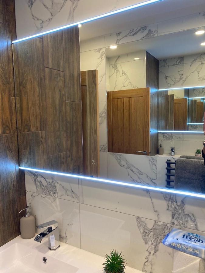 Apartment Lovely 3 Bed With Jacuzzi, Close To Airport, Driveway, Wifi EDI