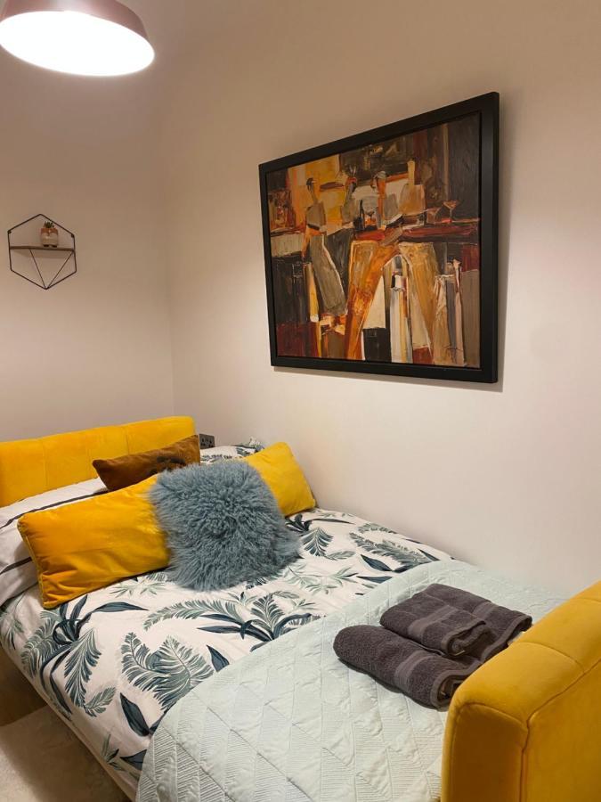Apartment Lovely 3 Bed With Jacuzzi, Close To Airport, Driveway, Wifi EDI