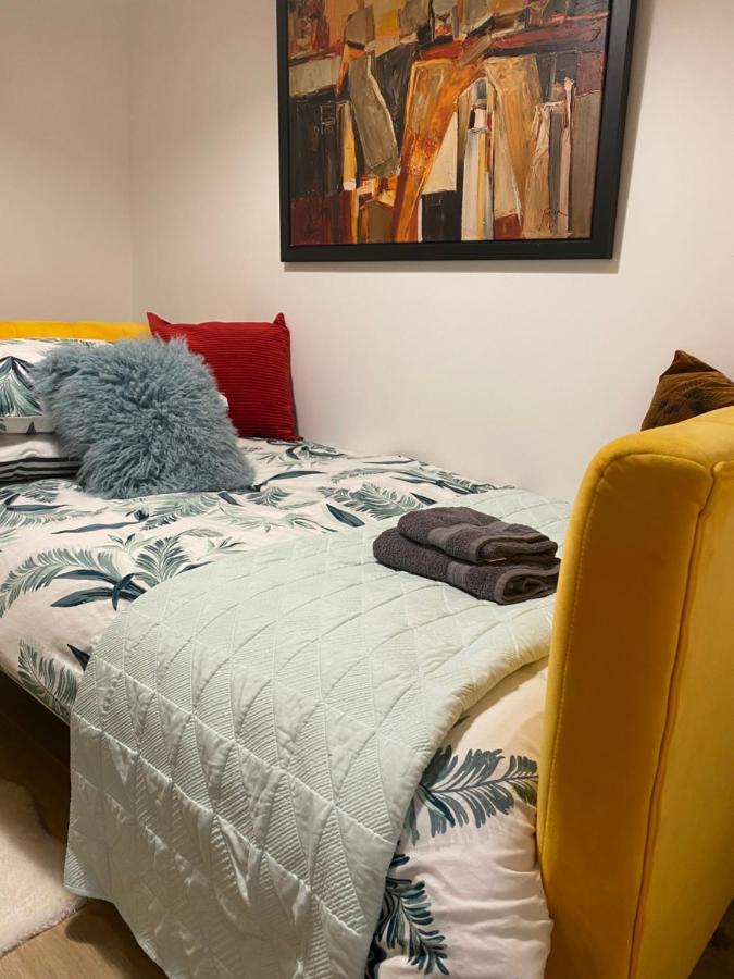Lovely 3 Bed With Jacuzzi, Close To Airport, Driveway, Wifi * EDI