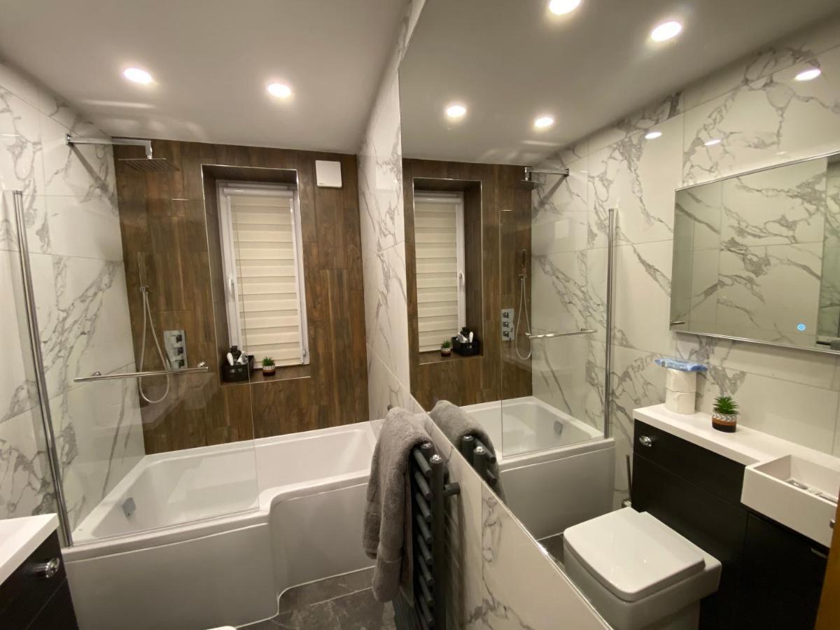 Lovely 3 Bed With Jacuzzi, Close To Airport, Driveway, Wifi * EDI