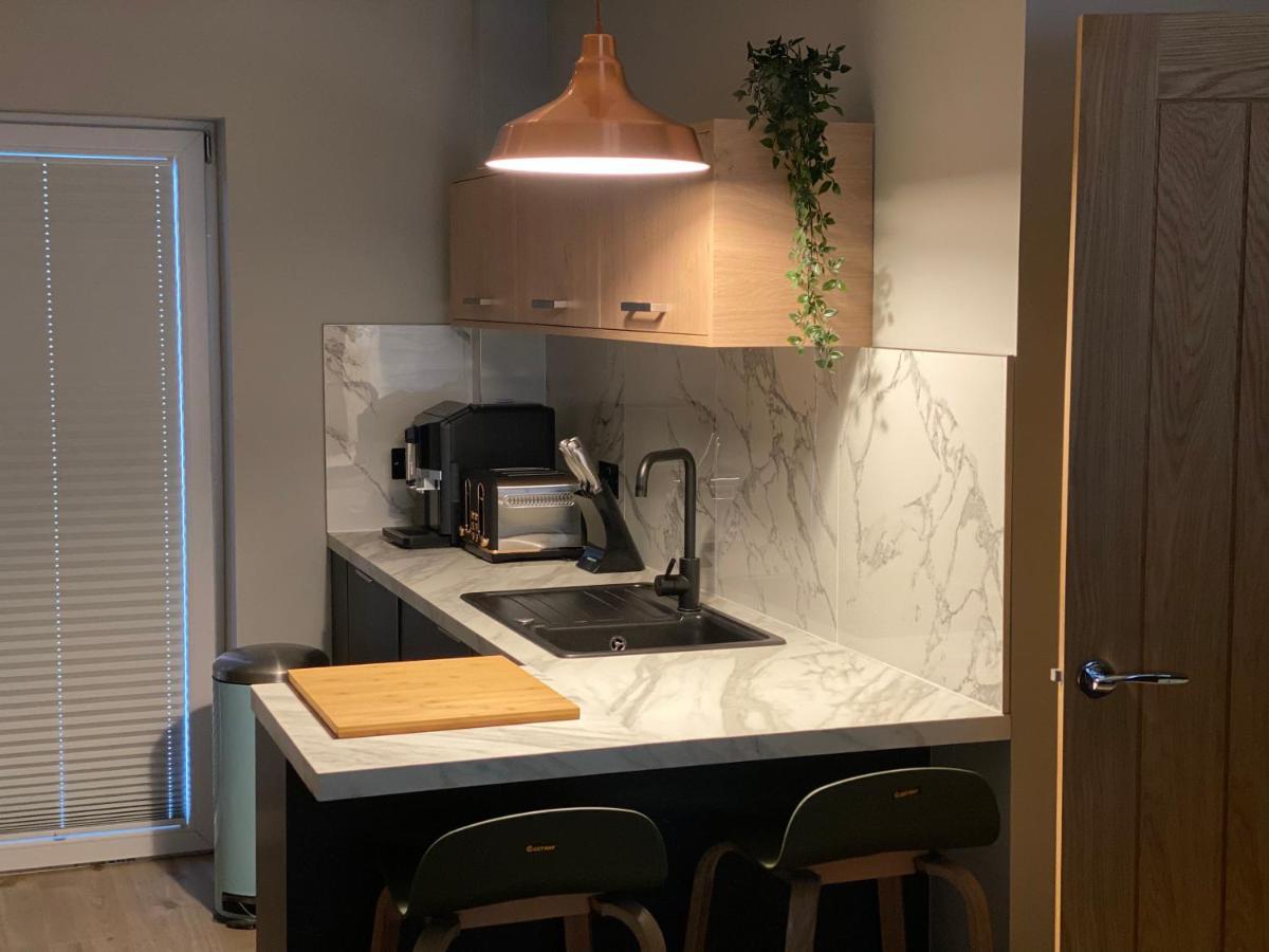 Lovely 3 Bed With Jacuzzi, Close To Airport, Driveway, Wifi Apartment EDI