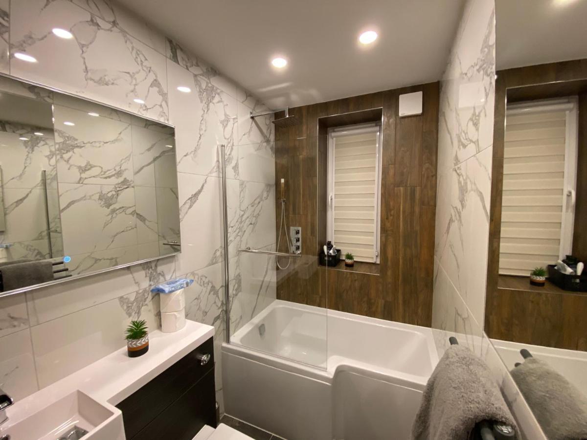 Apartment Lovely 3 Bed With Jacuzzi, Close To Airport, Driveway, Wifi EDI