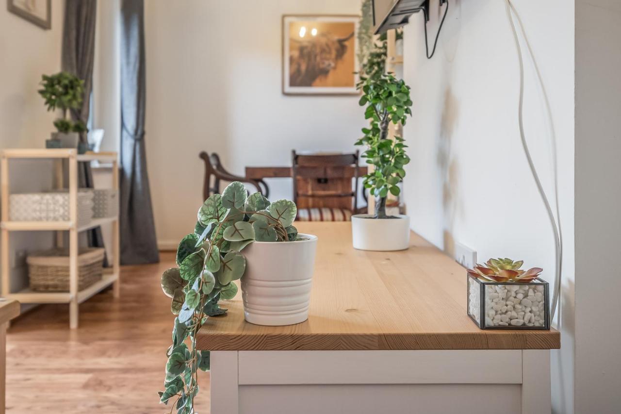 Spacious 3 Bedroom Modern House - Heart Of - Private Main Door Entrance & Private Garden With Stunning Views Of Arthur Seat * Edinburgh