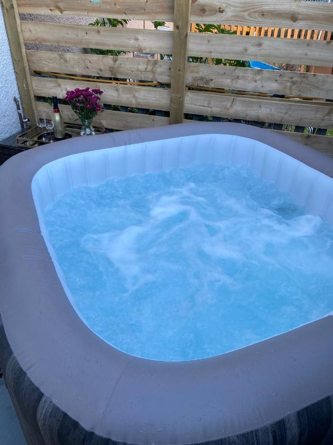 Lovely 3 Bed With Jacuzzi, Close To Airport, Driveway, Wifi EDI