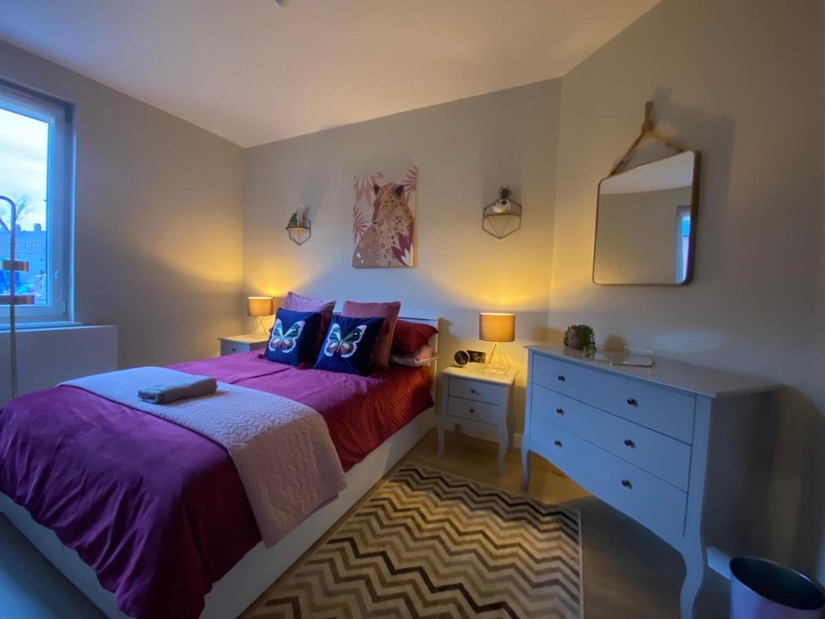 Lovely 3 Bed With Jacuzzi, Close To Airport, Driveway, Wifi * EDI