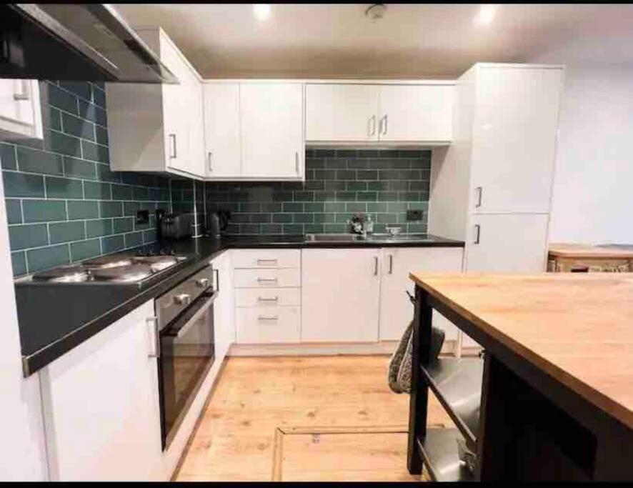 Modern 2bed 2bath In Leith *