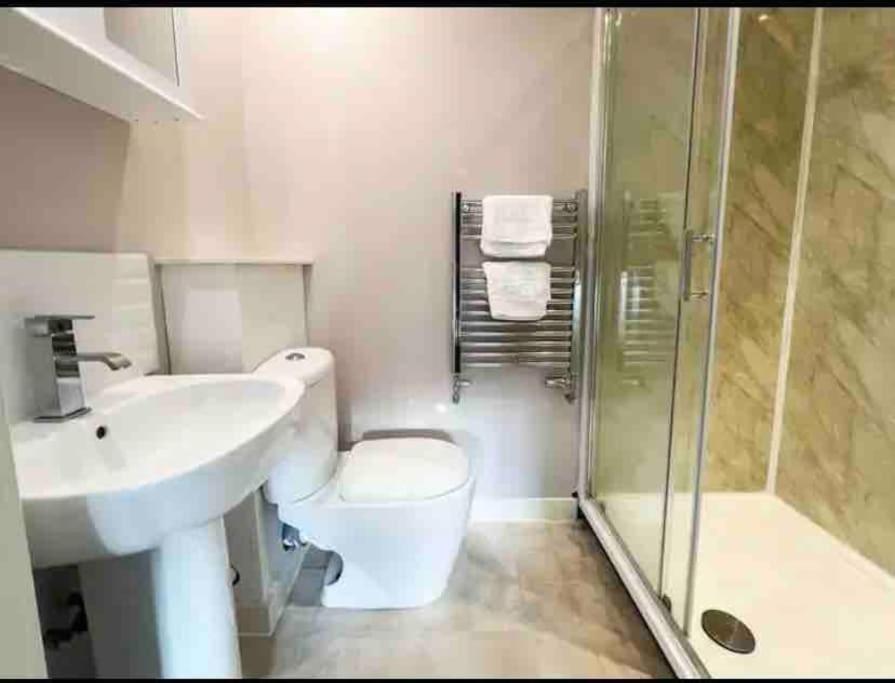 Modern 2bed 2bath In Leith * Edinburgh