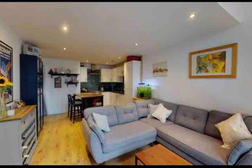 Modern 2bed 2bath In Leith Apartment *