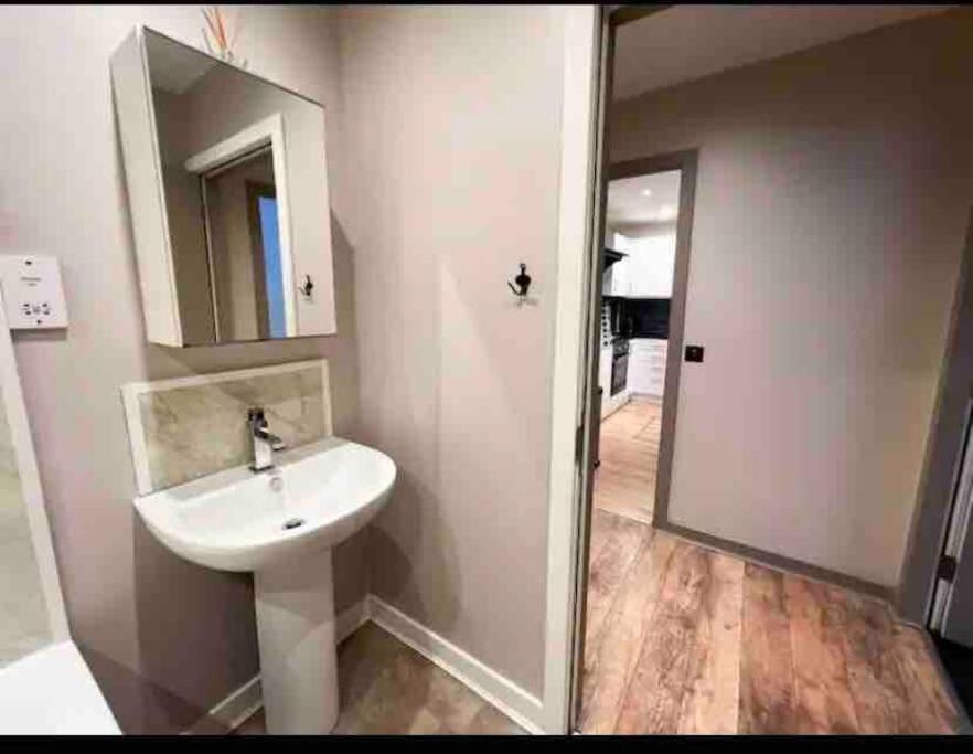 Modern 2bed 2bath In Leith *