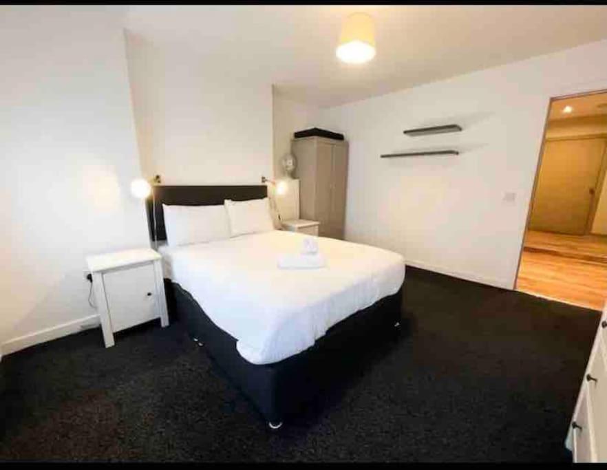 Modern 2bed 2bath In Leith Edinburgh