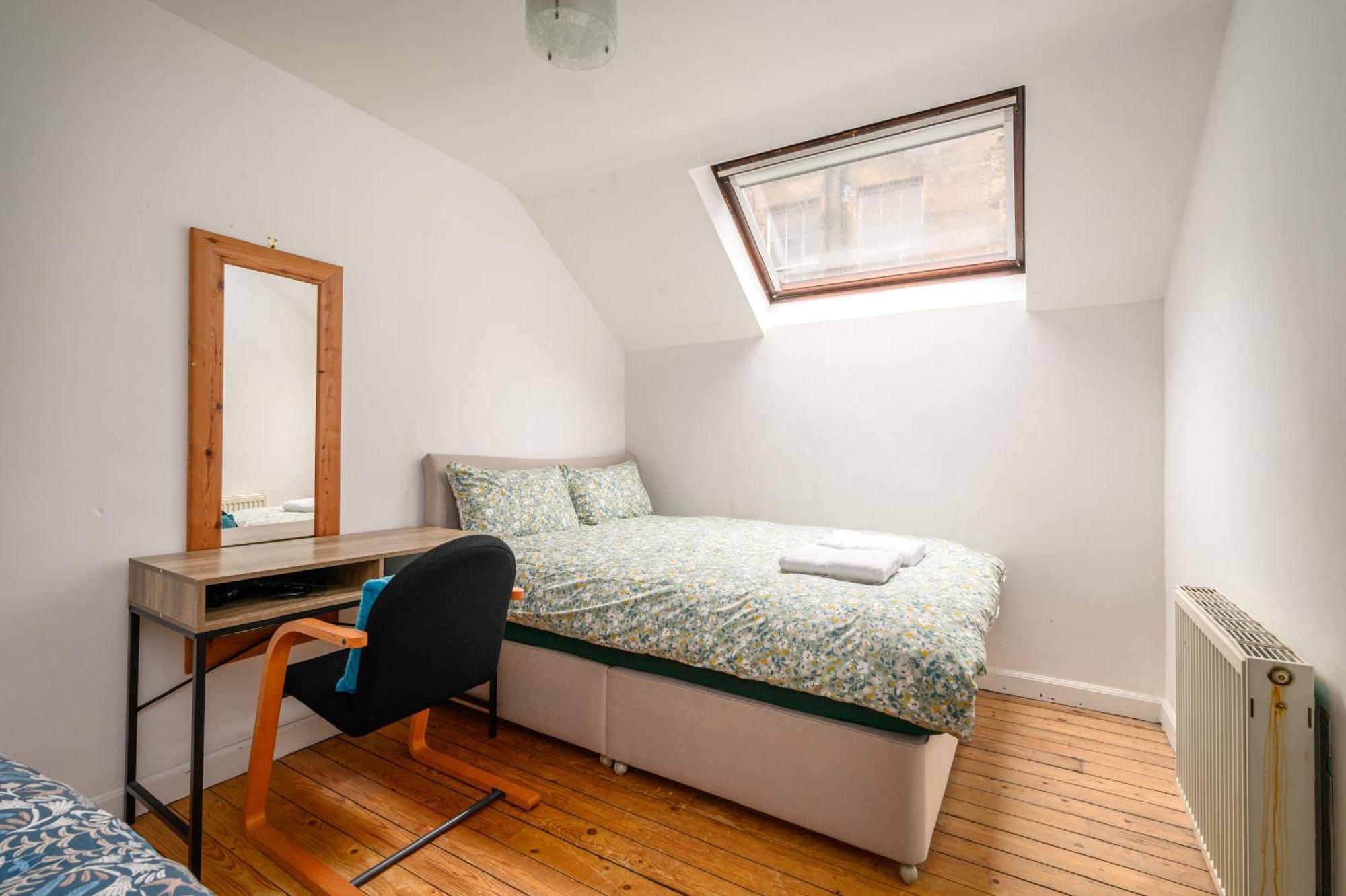 Bright - - Sleeps 10 Holiday home