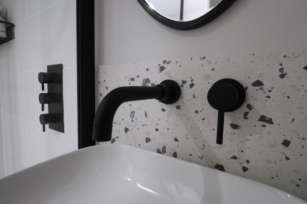Modern Flat In Apartment Edinburgh