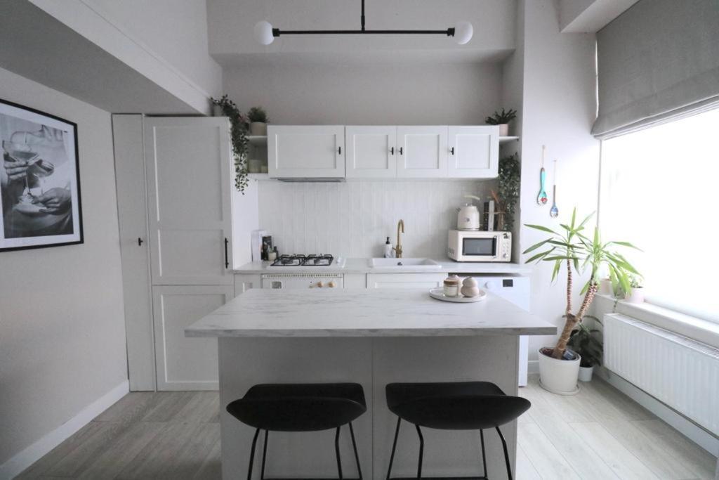 Modern Flat In Apartment *
