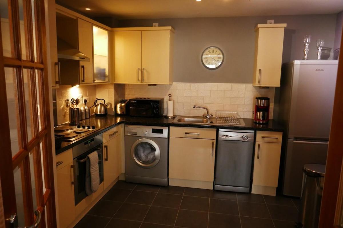 Modern Chic Apartment, Lift Access & Free Parking * Edinburgh