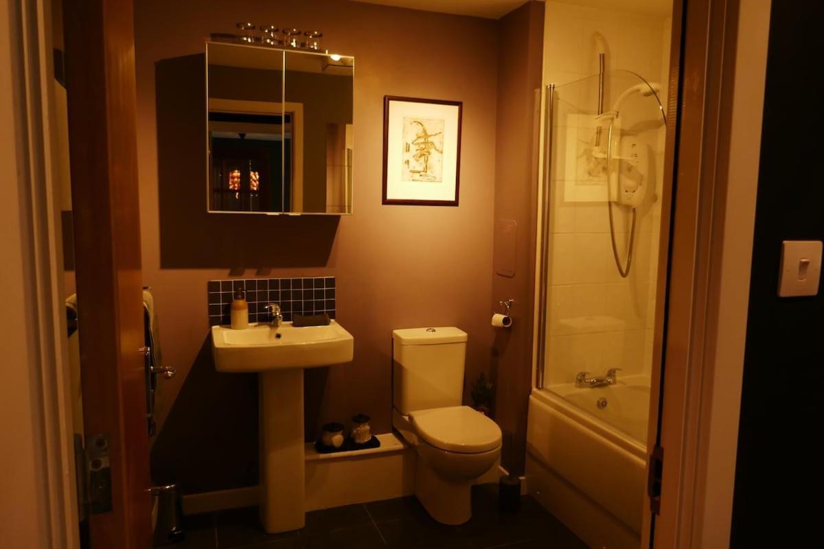 Modern Chic Apartment, Lift Access & Free Parking *