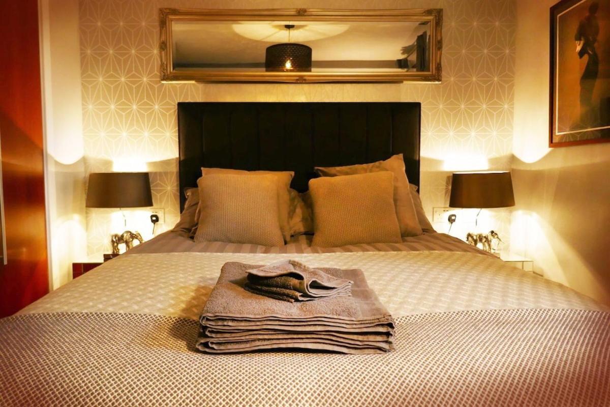 Modern Chic Apartment, Lift Access & Free Parking * Edinburgh