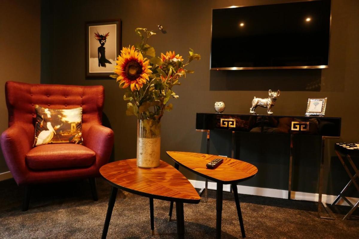 Modern Chic Apartment, Lift Access & Free Parking *