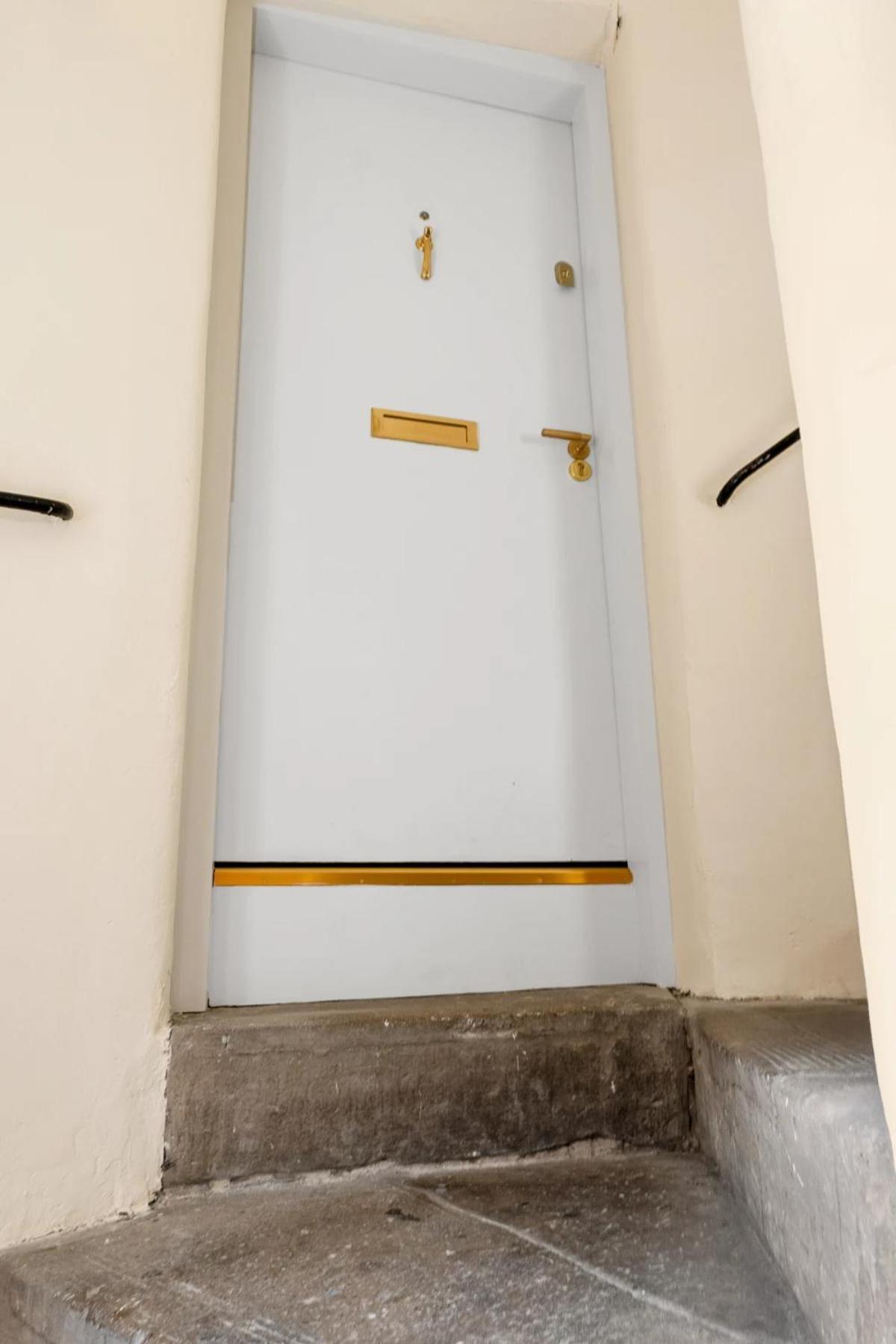 Warden's Close Apartment *
