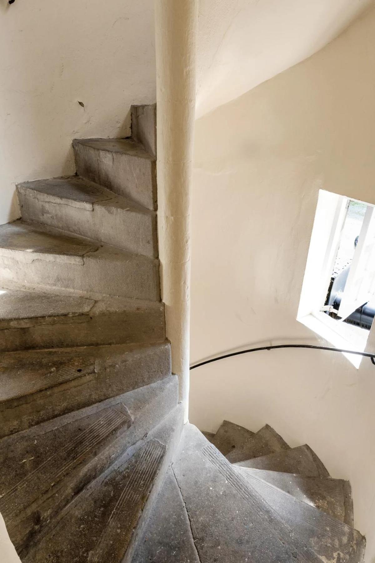 Warden's Close Apartment *