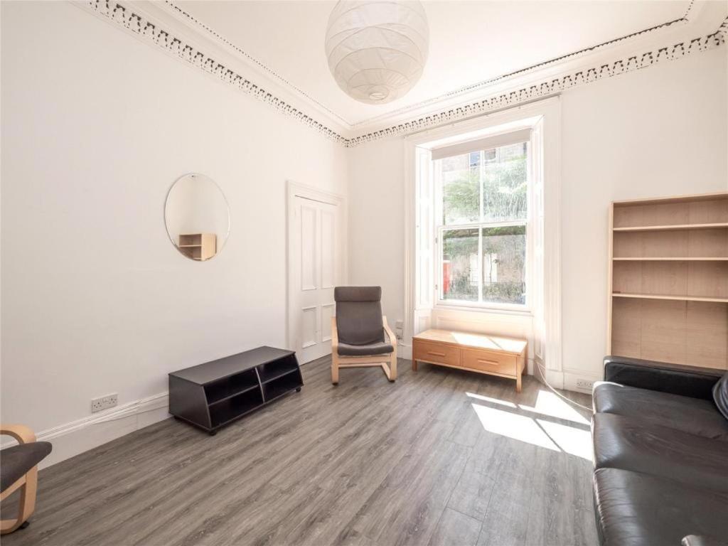 Spacious City Center Main Door 3 Bedrooms Flat * Edinburgh