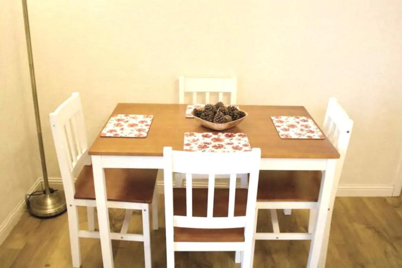 2 Bedroom Flat Near Holyrood Park Sleeps 4 *