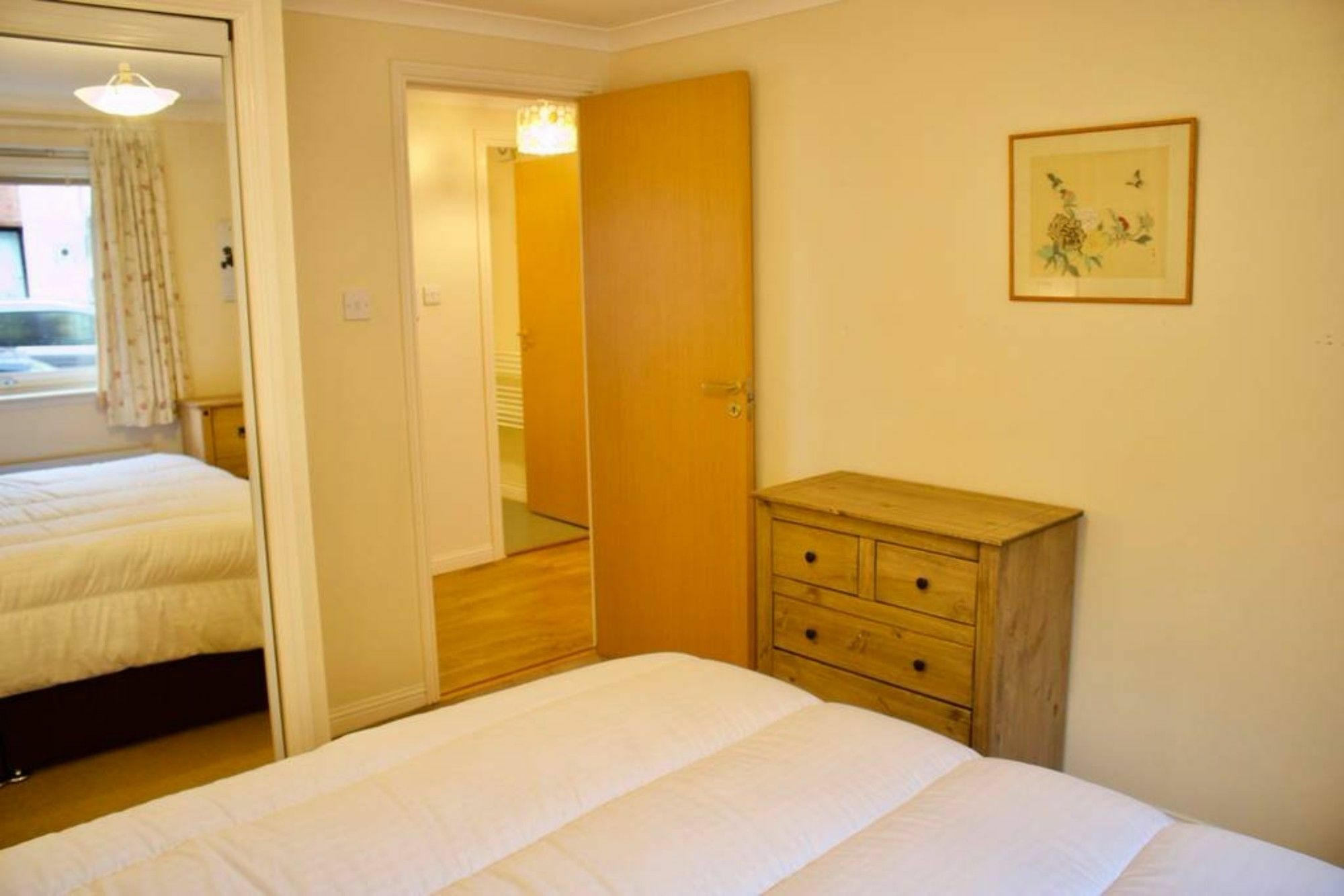 2 Bedroom Flat Near Holyrood Park Sleeps 4 Apartment