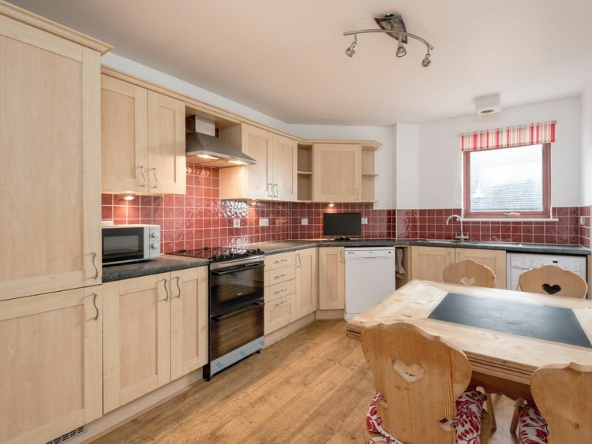 Spacious Flat In Stockbridge Apartment *
