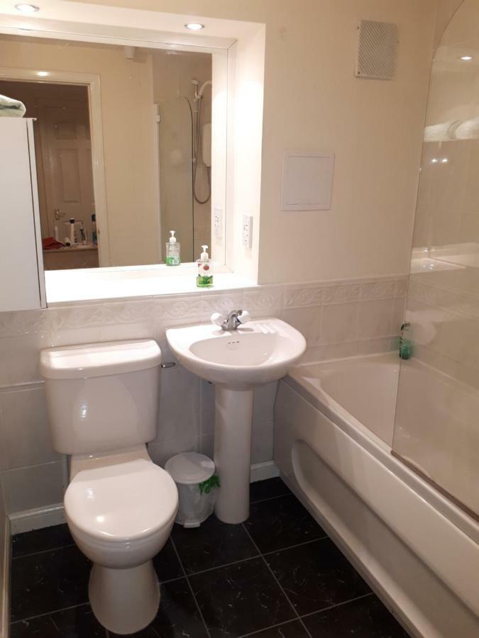 Central & Stylish 3 Bedroom, 2 Bath, Free Parking Apartment Edinburgh