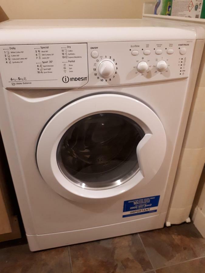 Central & Stylish 3 Bedroom, 2 Bath, Free Parking * Edinburgh