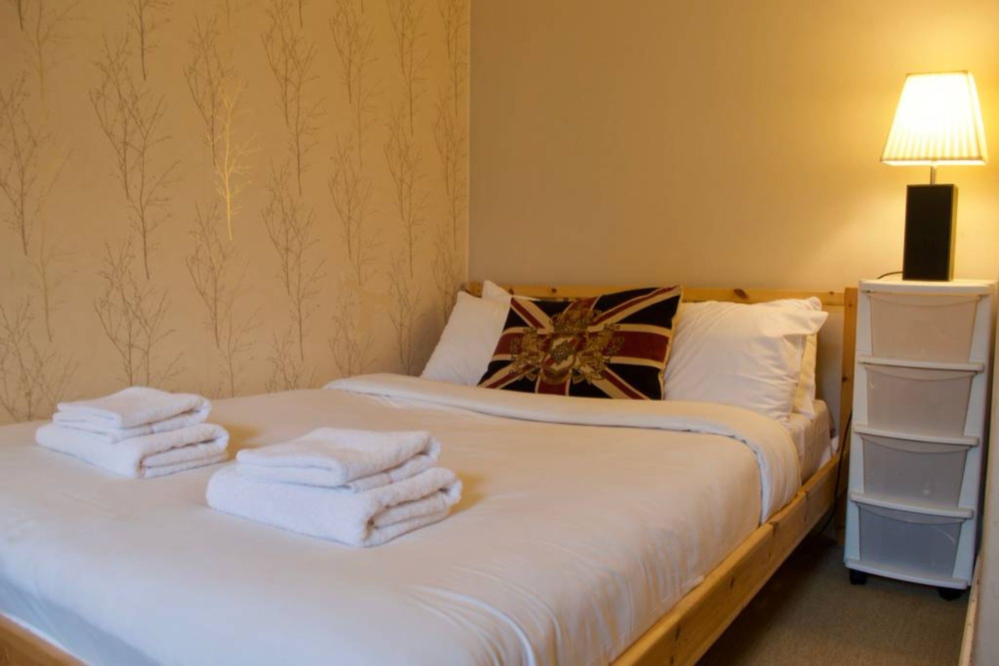 2 Bedroom Flat Near Centre Apartment