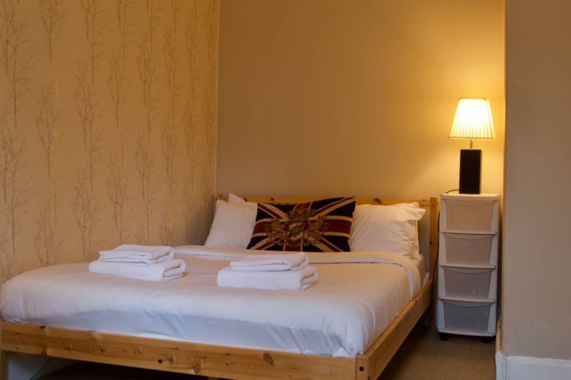 2 Bedroom Flat Near Centre Apartment