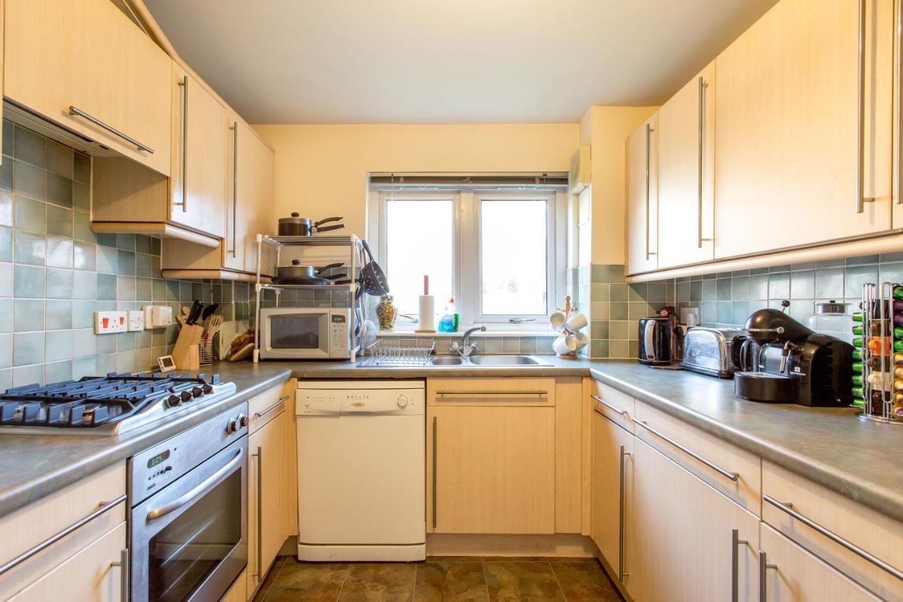 Apartment Central & Stylish 3 Bedroom, 2 Bath, Free Parking