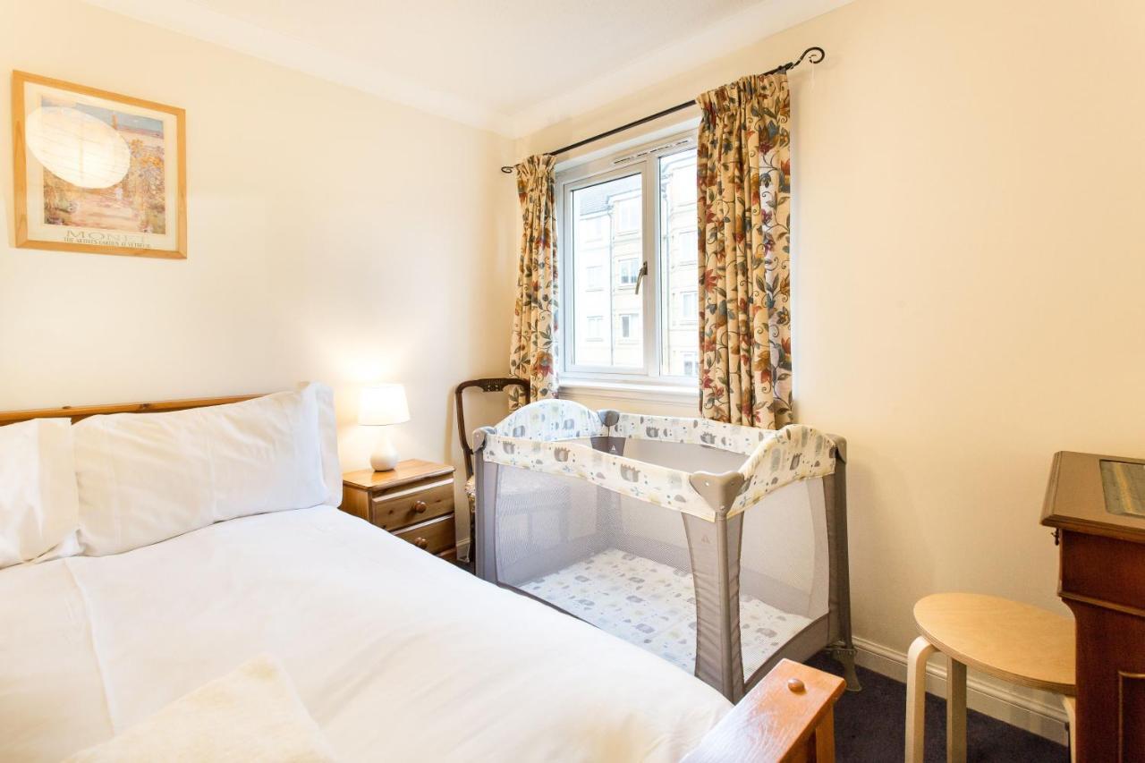 Central & Stylish 3 Bedroom, 2 Bath, Free Parking * Edinburgh