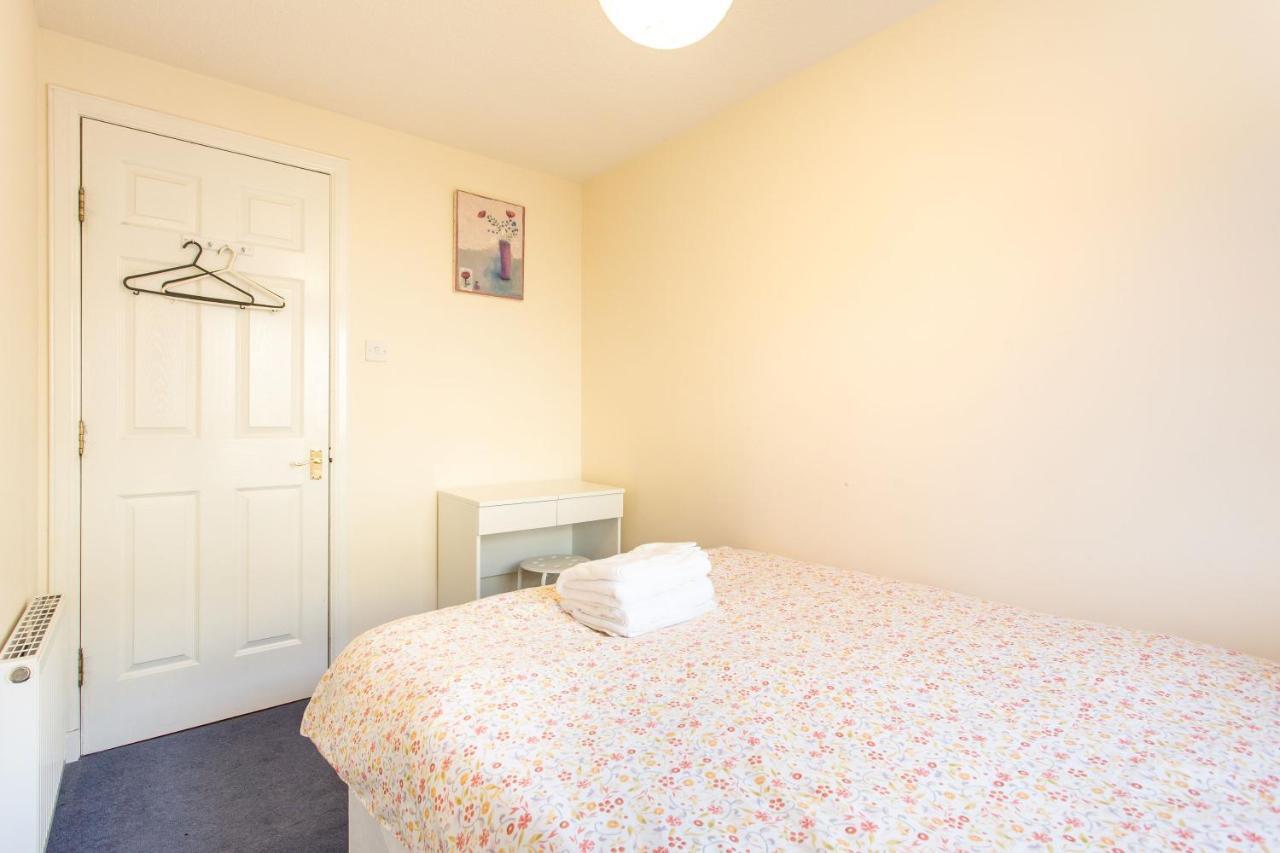 Central & Stylish 3 Bedroom, 2 Bath, Free Parking Apartment *