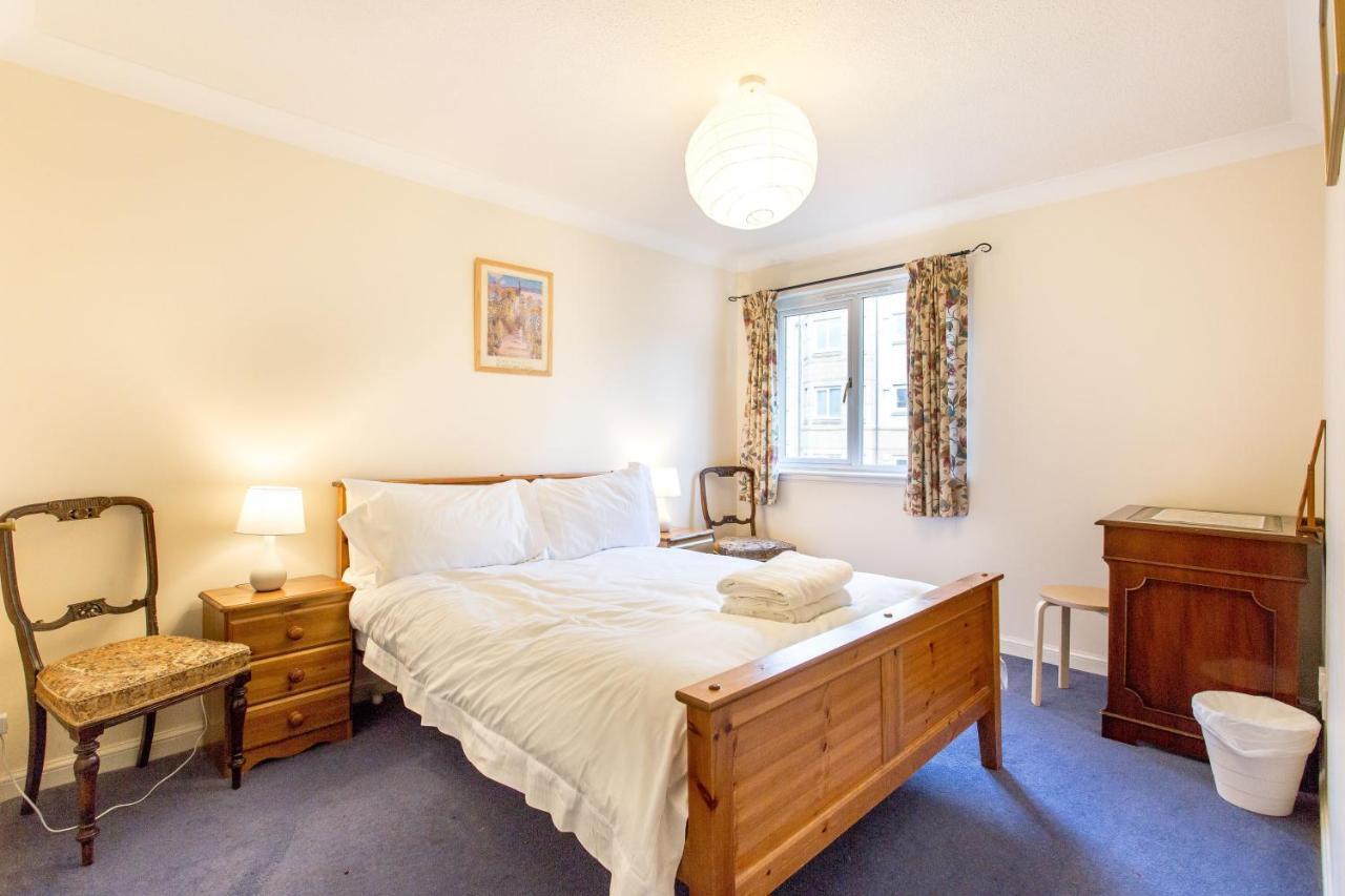 Central & Stylish 3 Bedroom, 2 Bath, Free Parking Apartment Edinburgh