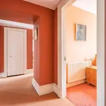 Spacious 2 Bedroom Flat In The City Centre