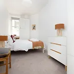 Altido Stylish 4-Bed Flat In Old Town