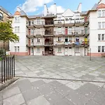 Altido Stylish 4-Bed Flat In Old Town