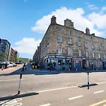 Modern & Spacious 1 Bedroom Apartment - Close To City Centre - Sleeps Up To 3 Guests