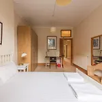 Beautiful 2 Bed 2 Bath Flat Overlooking Meadows Park