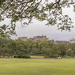 Beautiful 2 Bed 2 Bath Flat Overlooking Meadows Park